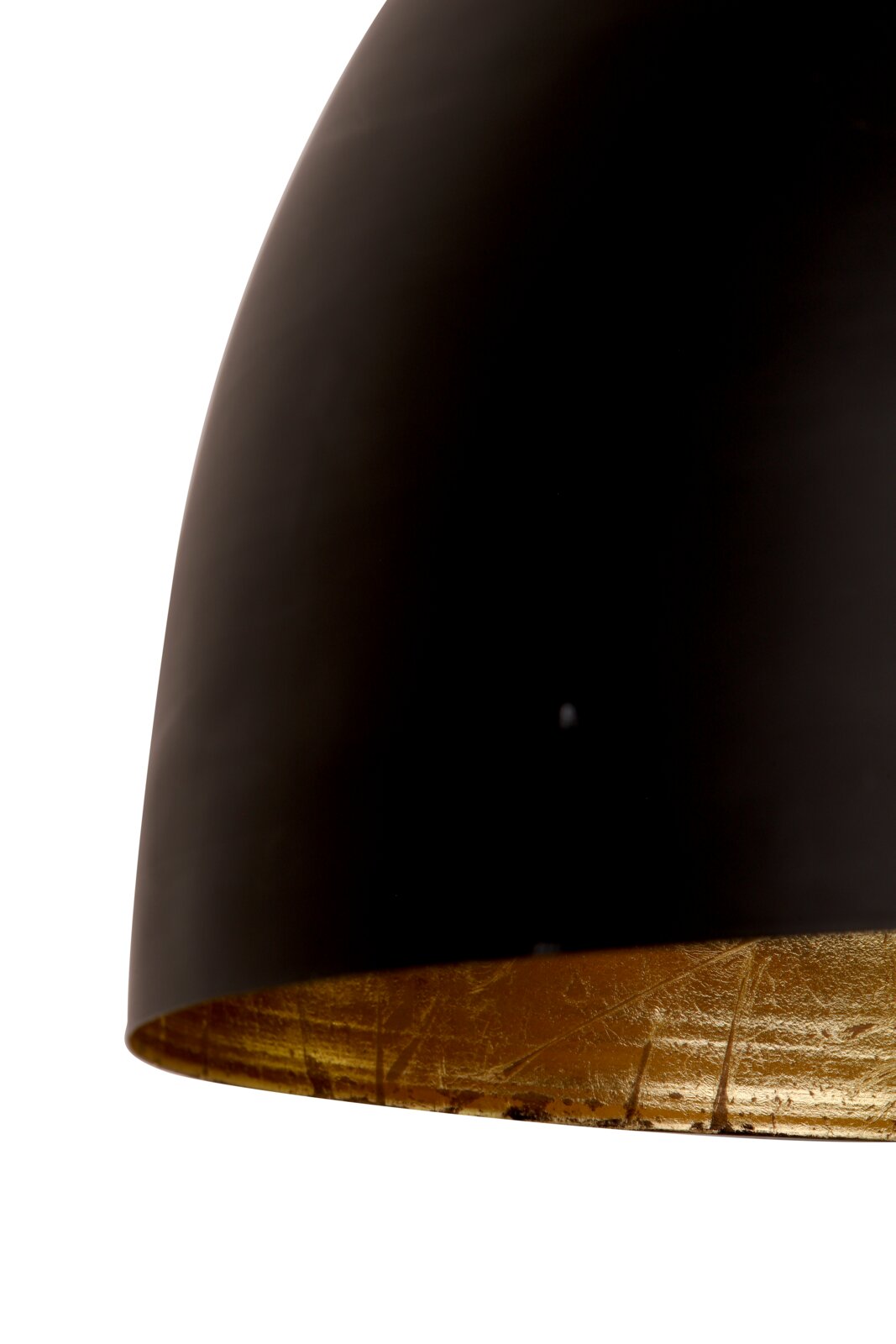 Nahaufnahme einer schwarzen Hängeleuchte mit goldener Innenseite, seitliche Perspektive