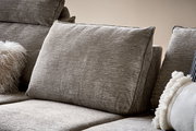 Nahaufnahme eines grauen Sofas mit strukturierten Kissen und dekorativen Kissen, seitliche Perspektive.