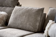 Nahaufnahme eines grauen Sofas mit strukturierten Kissen und dekorativen Kissen, seitliche Perspektive.