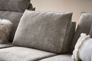 Nahaufnahme eines grauen Sofas mit strukturierten Kissen und dekorativen Kissen, seitliche Perspektive.