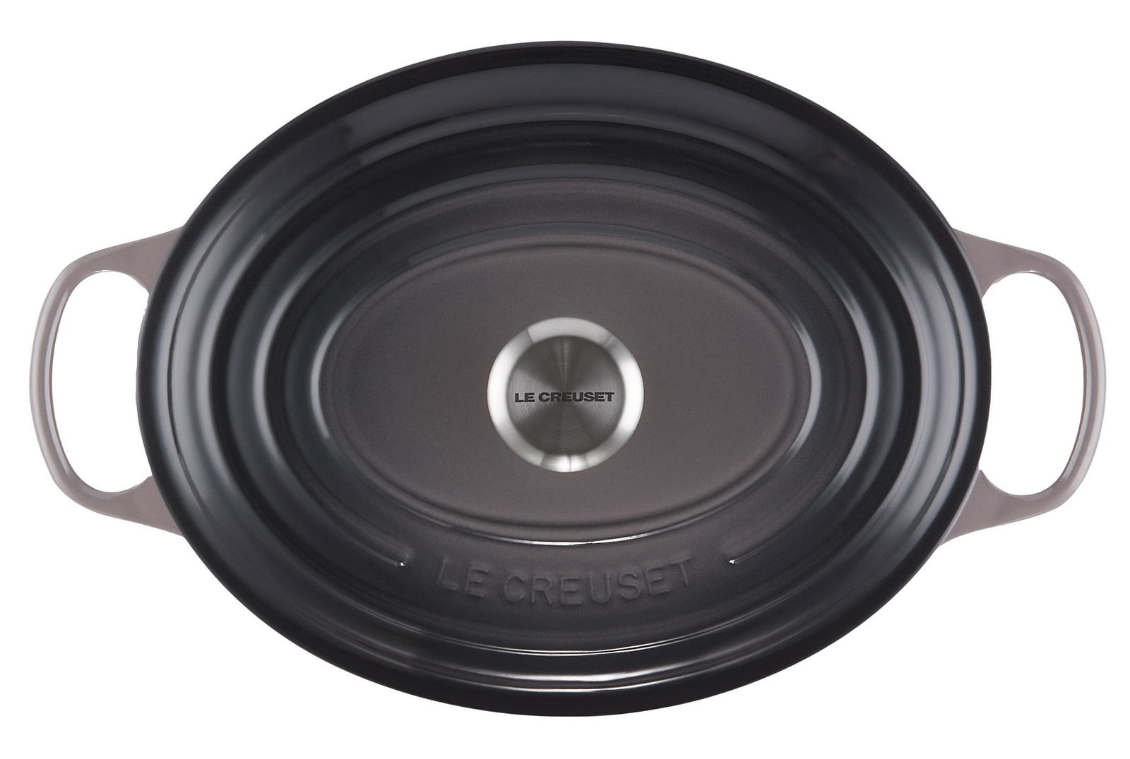 Ovaler Bräter von oben mit zwei Griffen, dunkle Farbe, Markenname Le Creuset auf dem Deckelknauf.