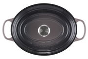 Ovaler Bräter von oben mit zwei Griffen, dunkle Farbe, Markenname Le Creuset auf dem Deckelknauf.