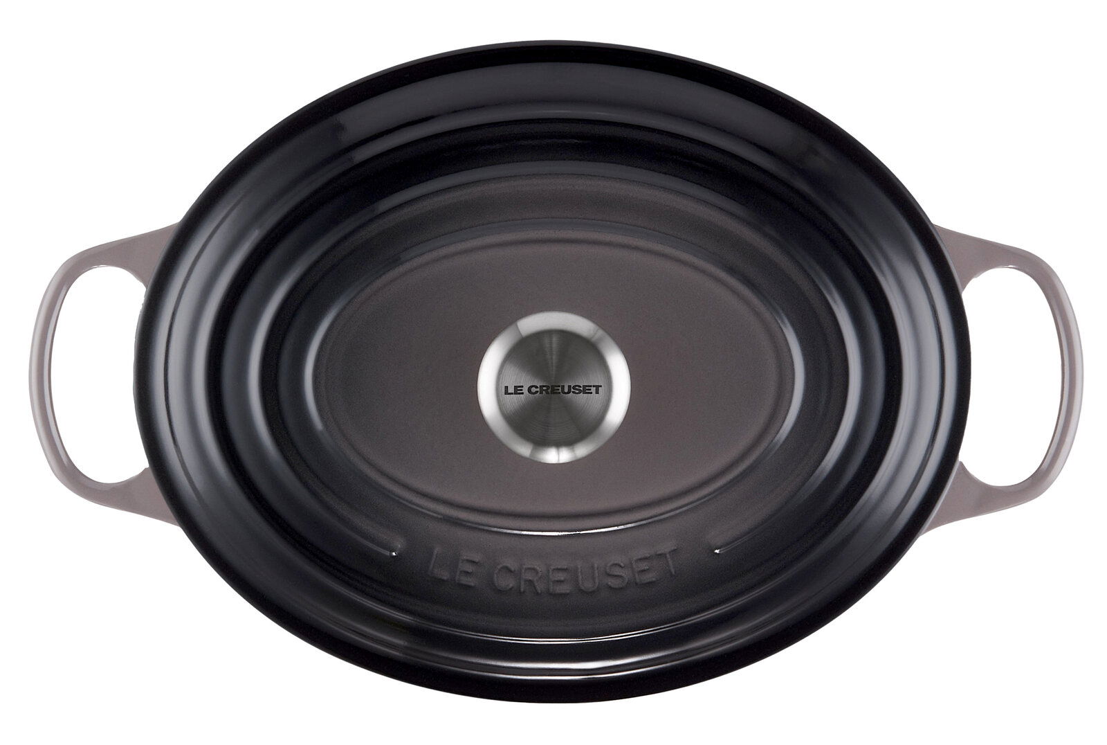 Ovaler Bräter von oben mit zwei Griffen, dunkle Farbe, Markenname Le Creuset auf dem Deckelknauf.