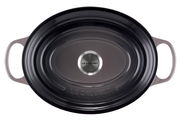 Ovaler Bräter von oben mit zwei Griffen, dunkle Farbe, Markenname Le Creuset auf dem Deckelknauf.