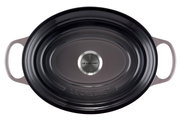 Ovaler Bräter von oben mit zwei Griffen, dunkle Farbe, Markenname Le Creuset auf dem Deckelknauf.