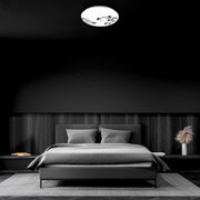 LED Deckenleuchte KORA mit floralem Muster, von unten betrachtet in einem modernen Schlafzimmer.