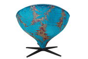 Rückansicht eines Sessels mit blauem Blattmuster auf einem schwarzen Drehfuß