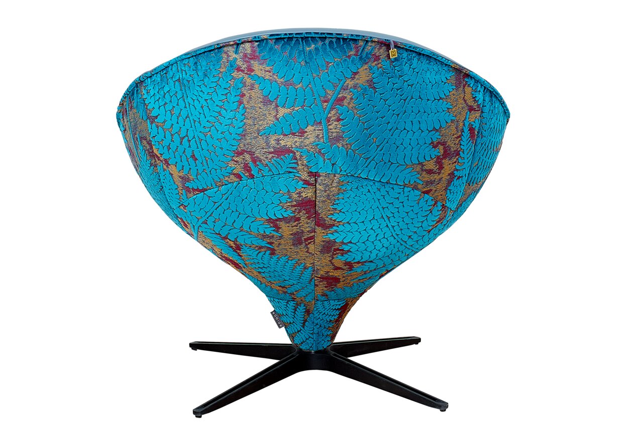 Achterkant van een fauteuil met een blauw bladmotief op een zwarte draaivoet