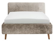 Frontale Ansicht eines Polsterbettgestells mit beigem Stoffbezug und Holzfüßen.