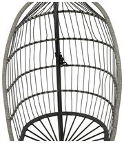 Nahaufnahme eines Hängesessels aus Metallgestell, von vorne betrachtet.