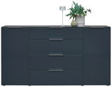 Modernes Sideboard in dunklem Blau mit vier Schubladen und zwei Türen, dekoriert mit einer Tischlampe und Pflanzen, Frontalansicht.
