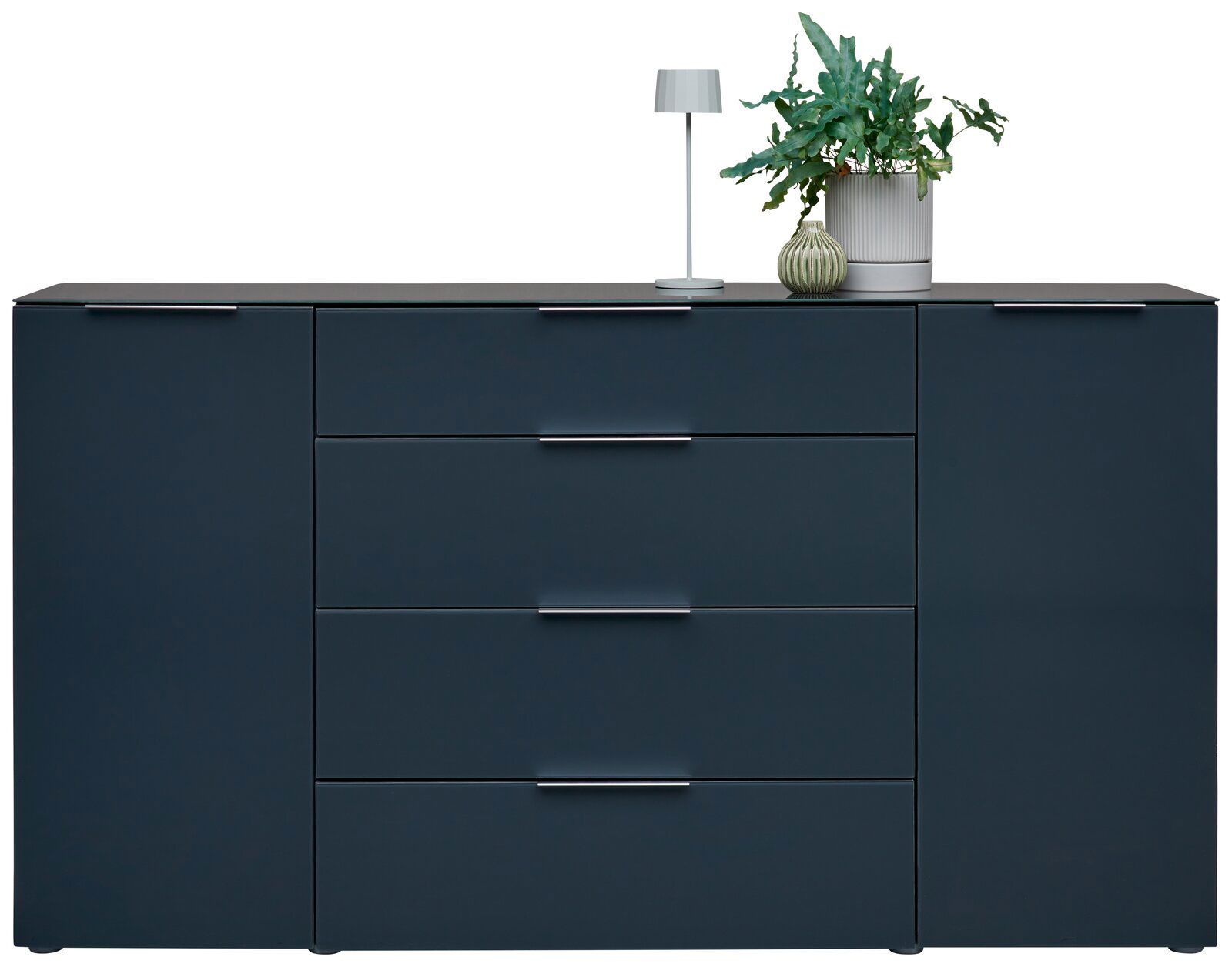 Modernes Sideboard in dunklem Blau mit vier Schubladen und zwei Türen, dekoriert mit einer Tischlampe und Pflanzen, Frontalansicht.