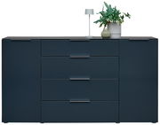 Modernes Sideboard in dunklem Blau mit vier Schubladen und zwei Türen, dekoriert mit einer Tischlampe und Pflanzen, Frontalansicht.