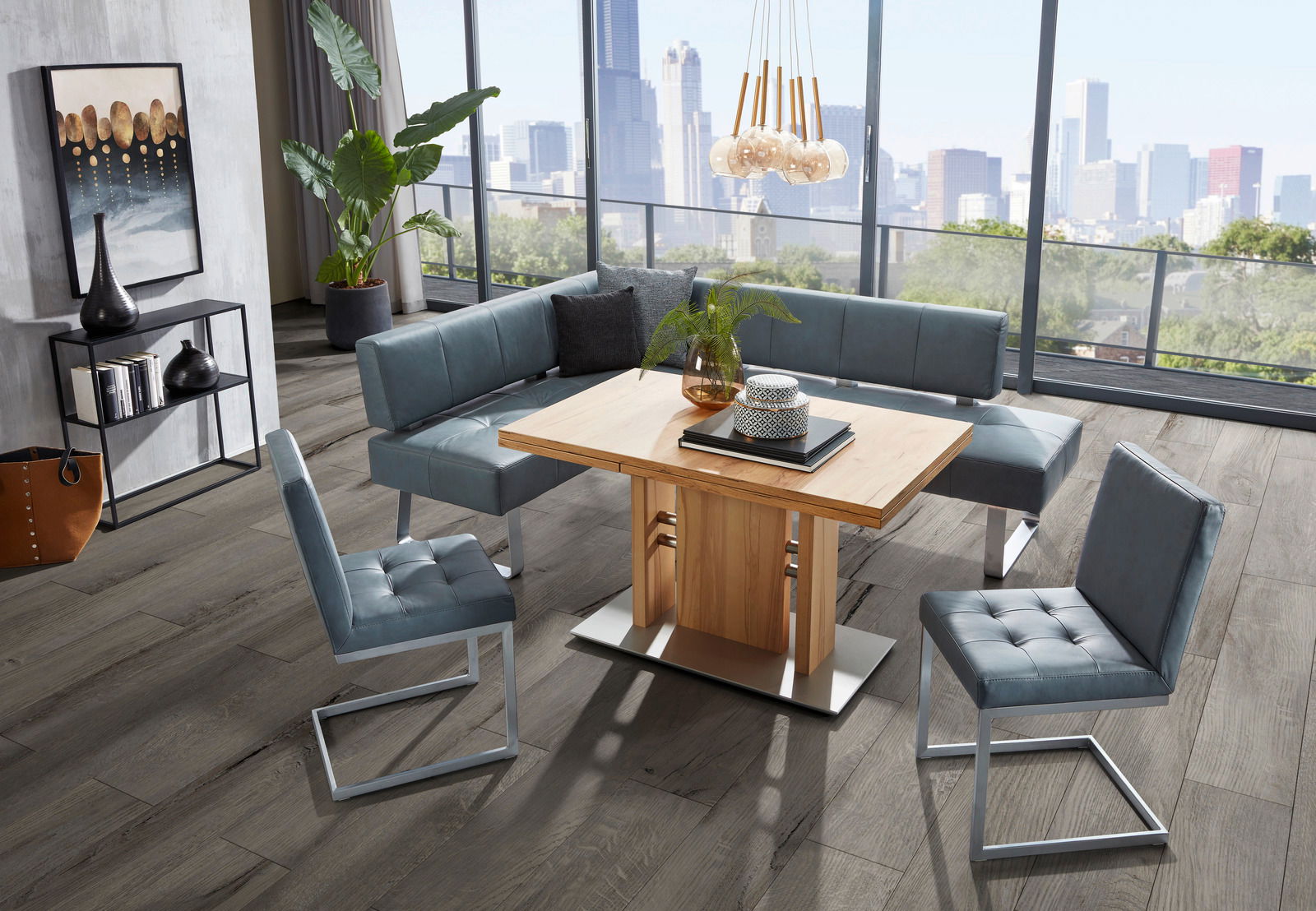 Moderner Esstisch aus Holz mit stilvollen Stühlen und Eckbank in einem eleganten Raum mit Stadtblick, aus der Vogelperspektive fotografiert.