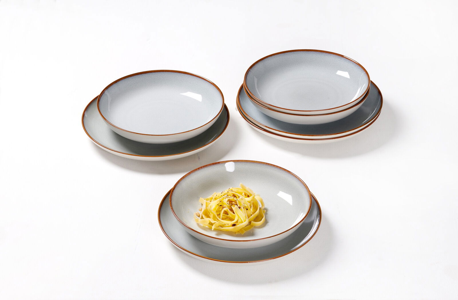 Ritzenhoff & Breker Tafelservice 8-tlg. PORTOFINO Graues Speiseset Portofino, 8-teilig, bestehend aus flachen und tiefen Tellern, von oben fotografiert.