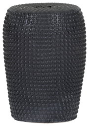 Schwarzer, zylindrischer Hocker/Beistelltisch mit genoppter Oberfläche, freigestellt auf weißem Hintergrund, Frontansicht leicht von oben