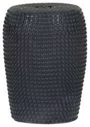 Zwarte, cilindervormige kruk/bijzettafel met een noppenpatroon, vrijstaand op een witte achtergrond, vooraanzicht licht van bovenaf
