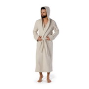 Man in een beige badjas met capuchon, maat XL, vooraanzicht met een lichte zijdelingse blik