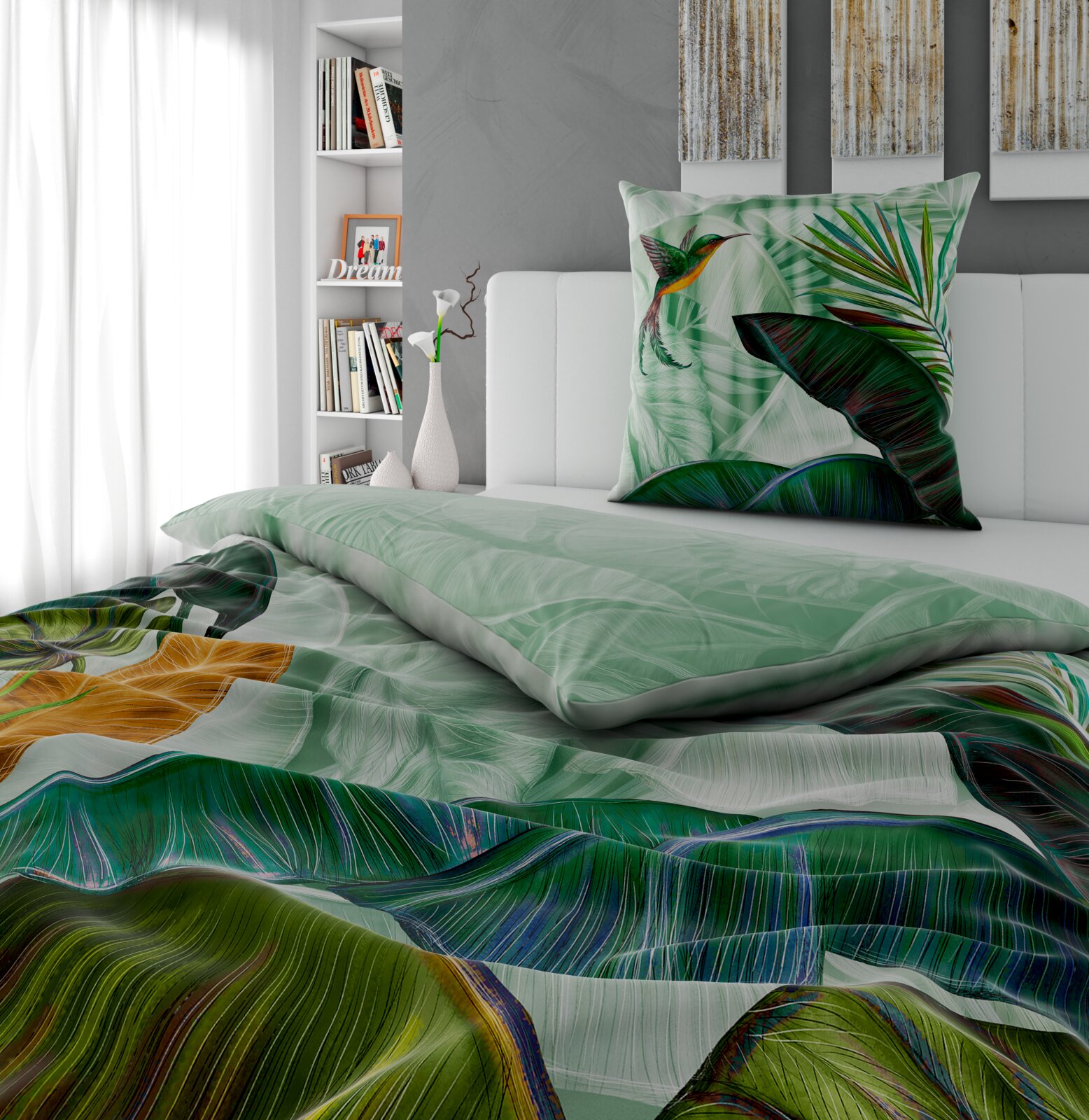 Wendebettwäsche mit tropischem Design, zeigt grüne Blätter und einen Kolibri, aus der Perspektive eines Bettes in einem modernen Schlafzimmer.