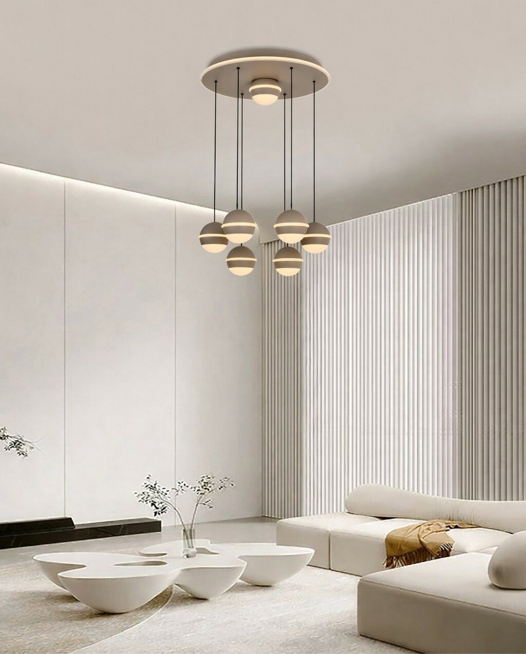 Moderne LED-Pendelleuchte mit mehreren kugelförmigen Lampen, von unten betrachtet in einem stilvollen Wohnzimmer.