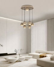 Moderne LED-Pendelleuchte mit mehreren kugelförmigen Lampen, von unten betrachtet in einem stilvollen Wohnzimmer.