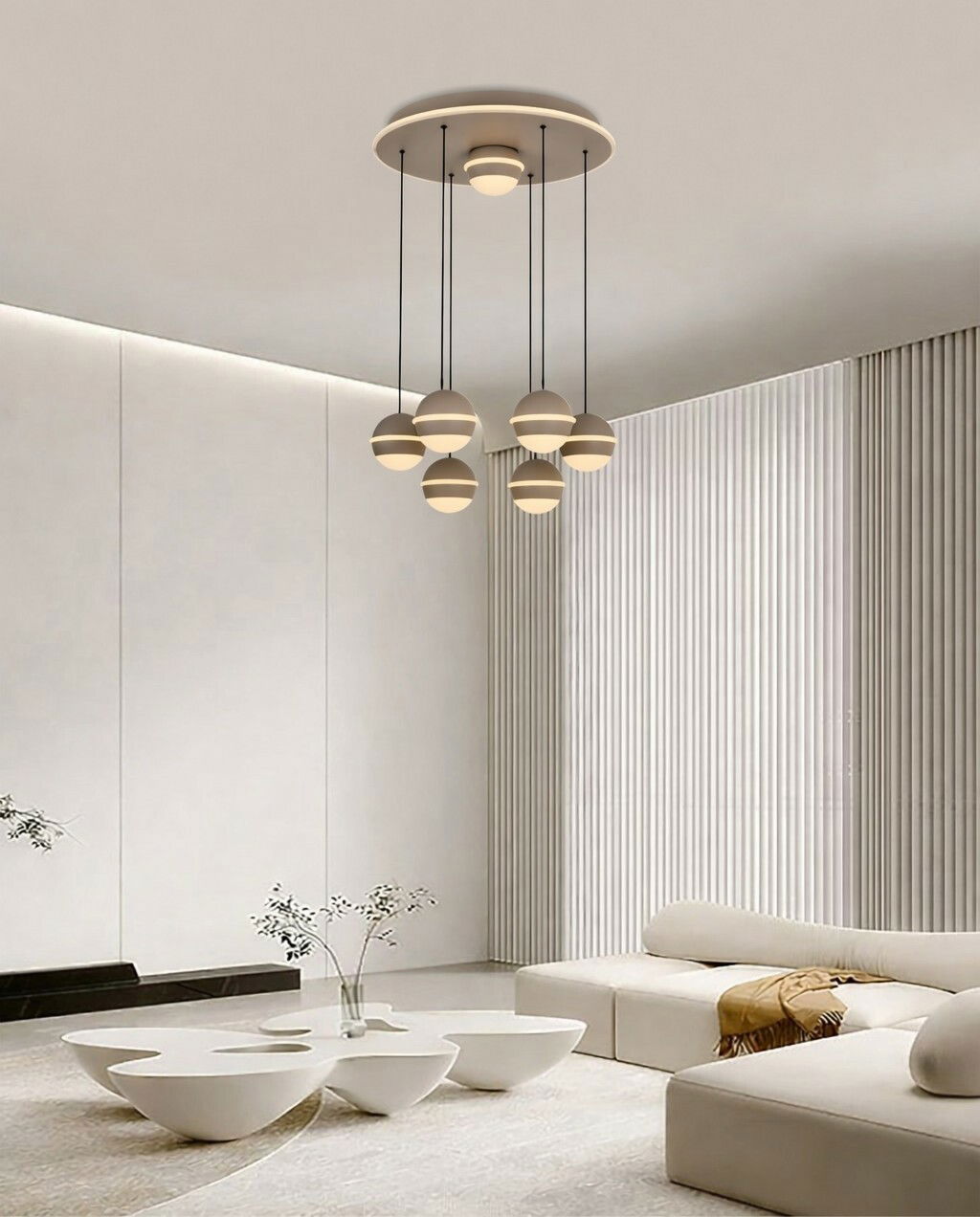 Moderne LED-Pendelleuchte mit mehreren kugelförmigen Lampen, von unten betrachtet in einem stilvollen Wohnzimmer.