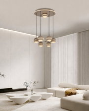 Moderne LED-hanglamp met meerdere bolvormige lampen, van onderaf gezien in een stijlvolle woonkamer.