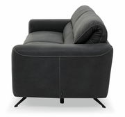 Seitenansicht eines modernen, dunkelgrauen 2,5-Sitzer Sofas mit Metallfüßen und sichtbaren Nähten.