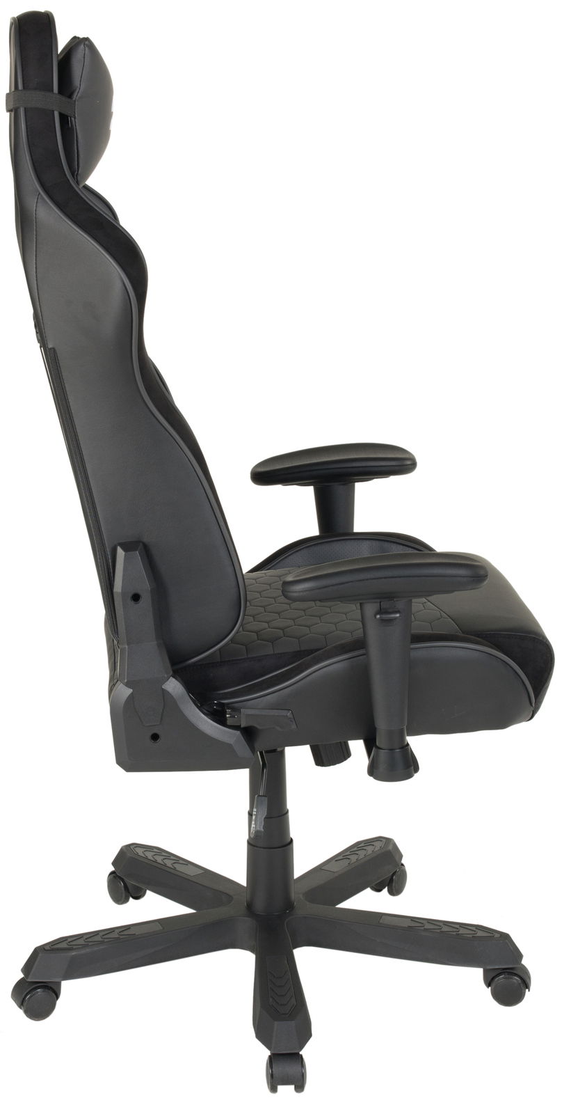 Seitliche Ansicht eines schwarzen Gaming-Stuhls mit verstellbaren Armlehnen und ergonomischem Design.