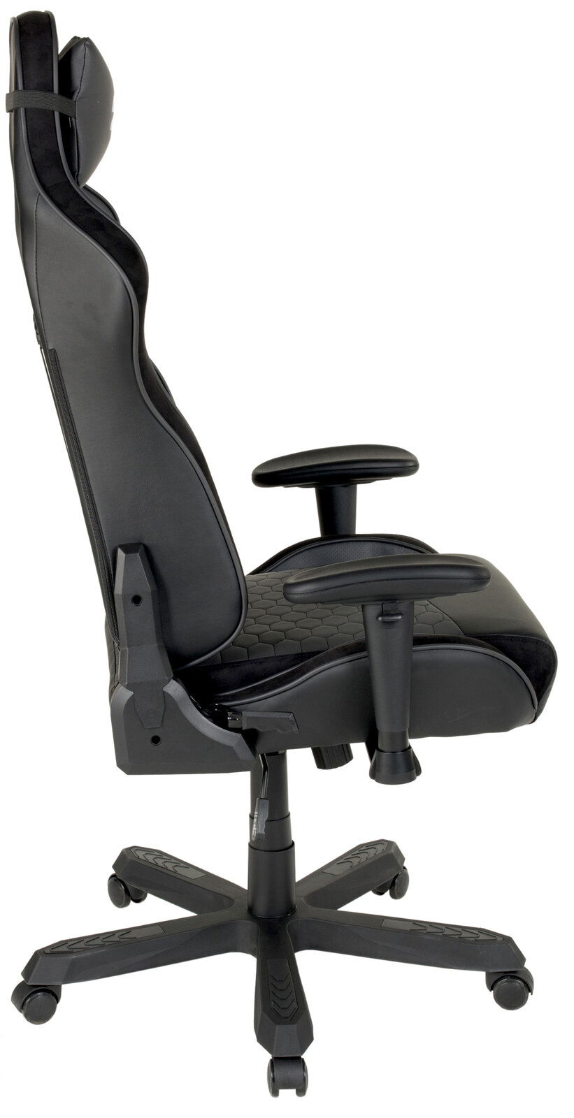 Seitliche Ansicht eines schwarzen Gaming-Stuhls mit verstellbaren Armlehnen und ergonomischem Design.