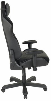 Zijaanzicht van een zwarte gamingstoel met verstelbare armleuningen en een ergonomisch ontwerp.