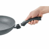 Hand hält abnehmbaren Griff einer grauen Pfanne, seitliche Perspektive