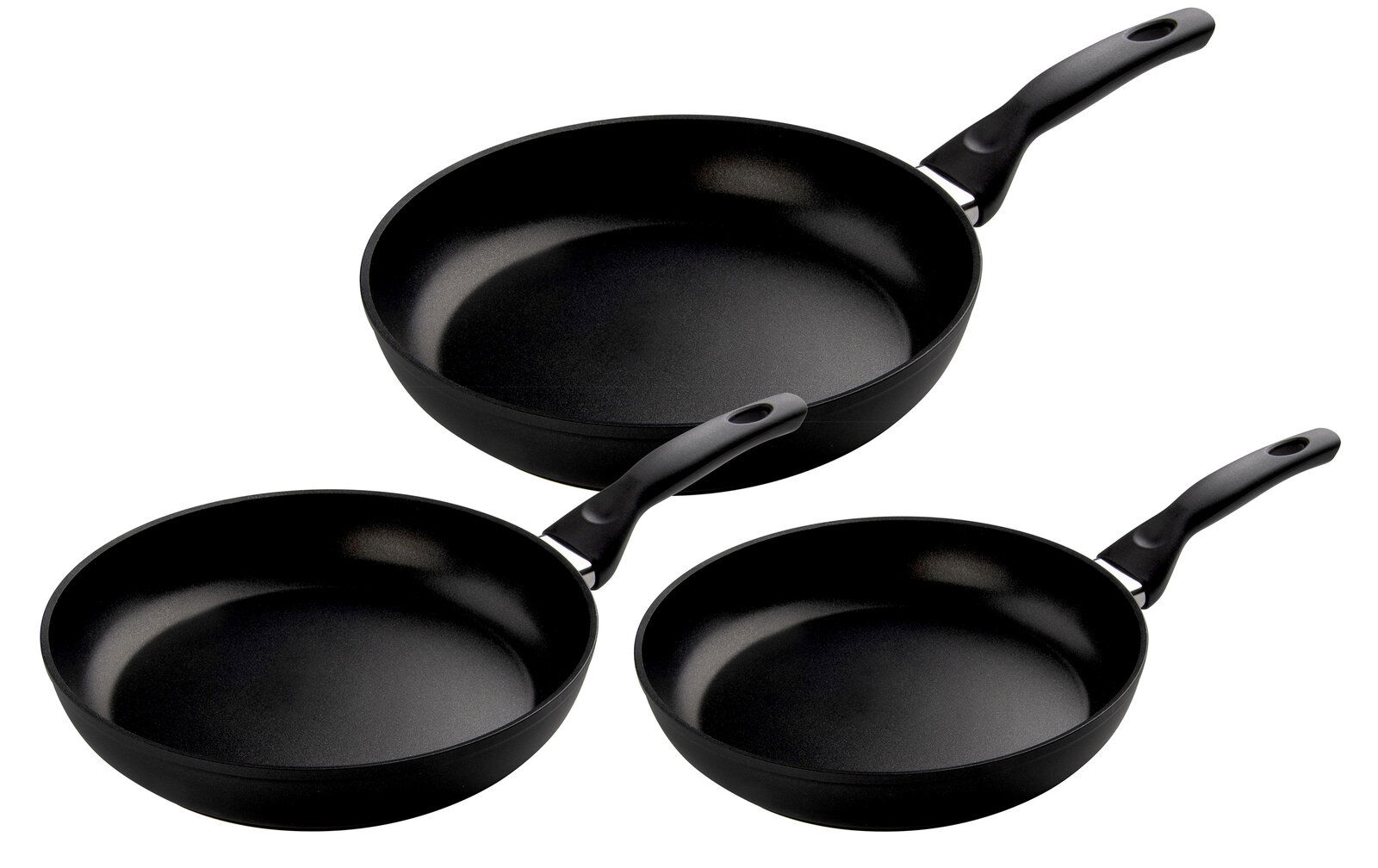 Dreiteiliges Pfannenset in schwarzer Farbe, bestehend aus drei unterschiedlich großen Pfannen mit Griffen, aus der Vogelperspektive fotografiert.