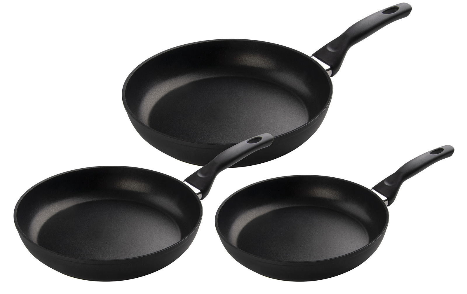 Dreiteiliges Pfannenset in schwarzer Farbe, bestehend aus drei unterschiedlich großen Pfannen mit Griffen, aus der Vogelperspektive fotografiert.