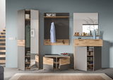 Moderne Garderobenkombination in Holzoptik mit grauen Akzenten, bestehend aus einem hohen Schrank, einer Sitzbank mit Stauraum und einem Wandpaneel mit Spiegel. Perspektive: Frontalansicht.