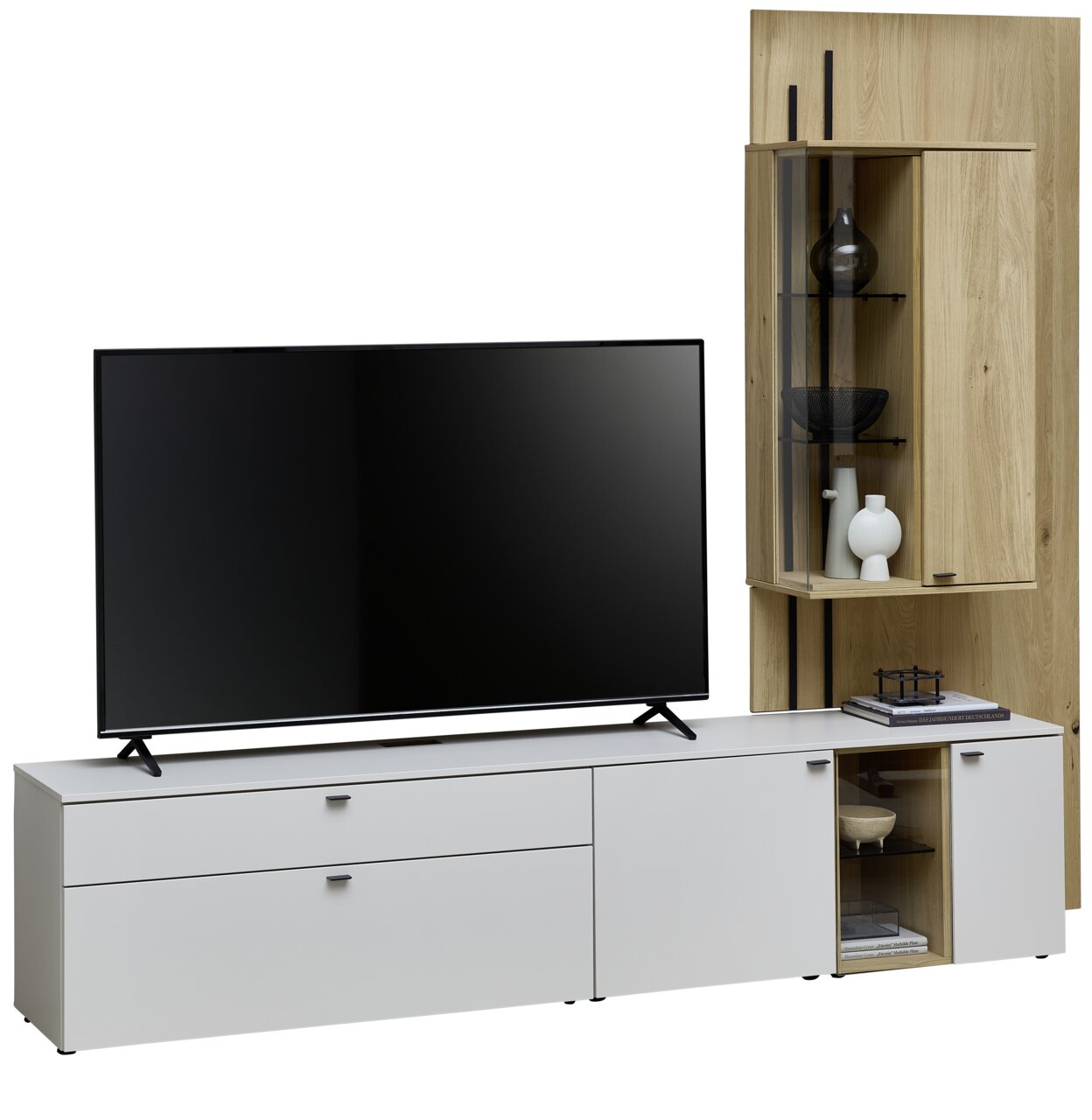 Moderne Wandkombination Venjakob VANYA in hellem Holz und Weiß, mit integriertem TV-Schrank und Vitrine, seitliche Perspektive.
