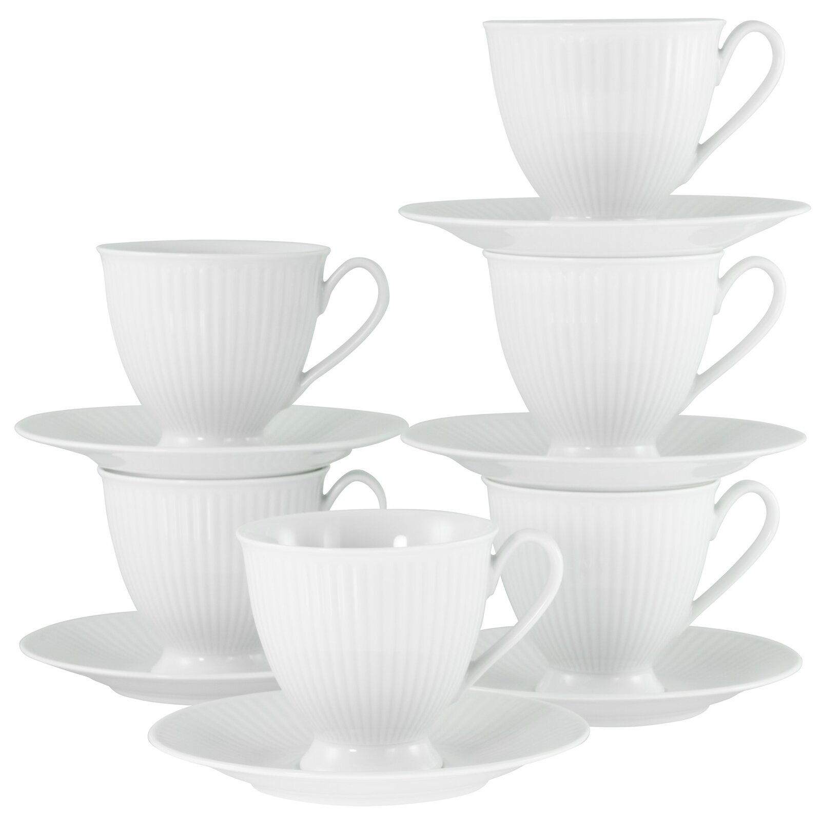 Creatable Kaffeeset 12-tlg VALENCIA Stapel aus weißen Porzellan-Kaffeetassen mit Untertassen, geriffelte Oberfläche, freigestellt auf weißem Hintergrund, Perspektive: leicht seitliche Frontansicht.