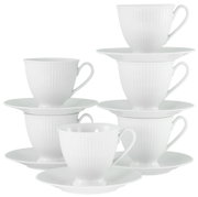 Stapel aus weißen Porzellan-Kaffeetassen mit Untertassen, geriffelte Oberfläche, freigestellt auf weißem Hintergrund, Perspektive: leicht seitliche Frontansicht.