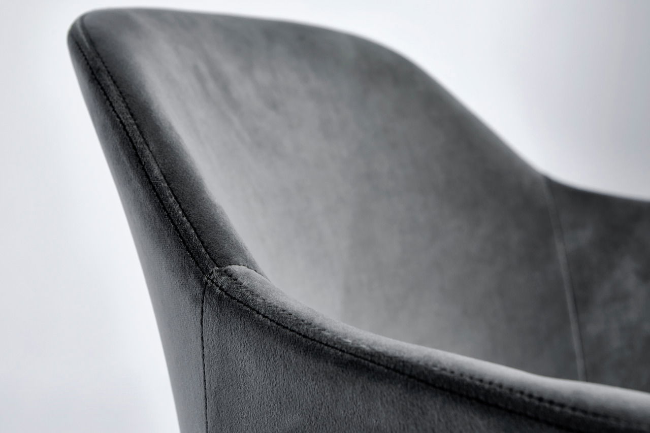 Nahaufnahme eines grauen Bürostuhls aus Stoff, seitliche Perspektive