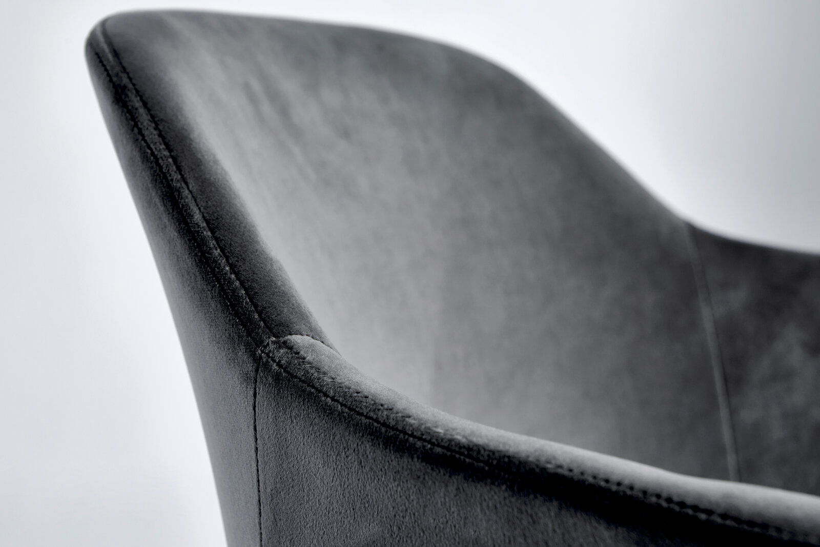 Nahaufnahme eines grauen Bürostuhls aus Stoff, seitliche Perspektive