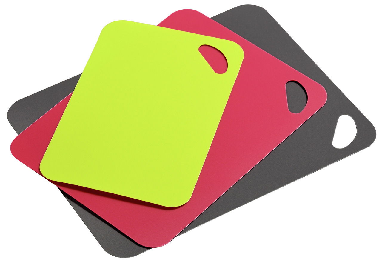 Drei flexible Schneidunterlagen in verschiedenen Farben, übereinander gestapelt, aus der Vogelperspektive.