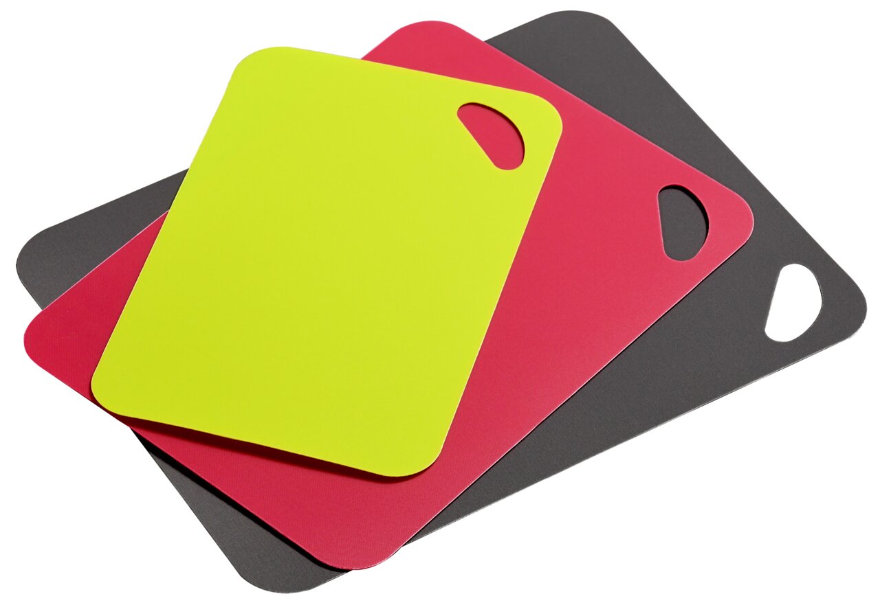 Kesper Schneidunterlagen 3er-Set Drei flexible Schneidunterlagen in verschiedenen Farben, übereinander gestapelt, aus der Vogelperspektive.
