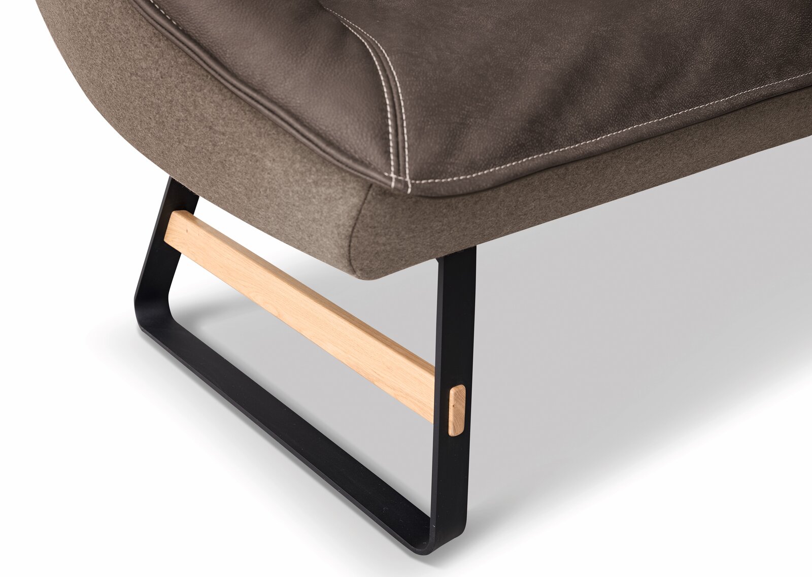 Nahaufnahme der Koinor Eckbank SOFTY, zeigt die moderne Metall- und Holzkonstruktion des Beins aus seitlicher Perspektive.