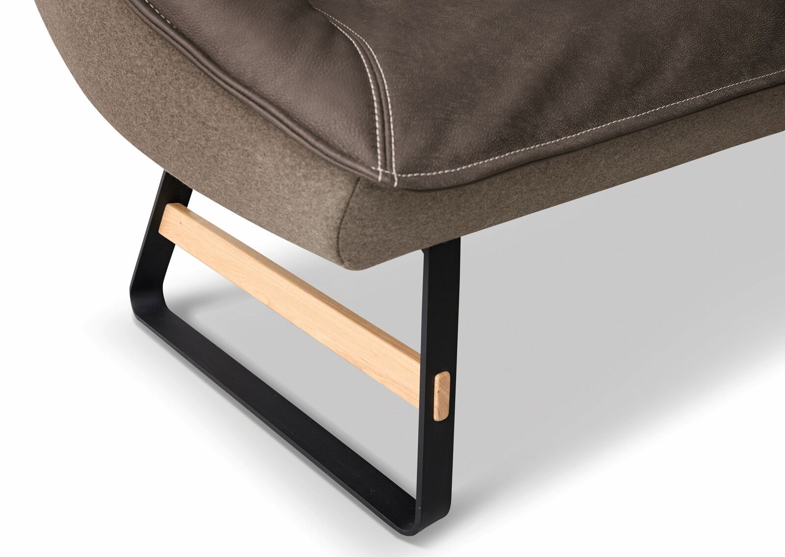 Nahaufnahme der Koinor Eckbank SOFTY, zeigt die moderne Metall- und Holzkonstruktion des Beins aus seitlicher Perspektive.