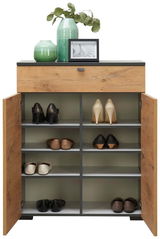 Schuhschrank aus Holz mit geöffneter Doppeltür, zeigt mehrere Regalböden mit Schuhen, dekoriert mit grünen Vasen und einem gerahmten Bild auf der Oberseite, Frontalansicht.