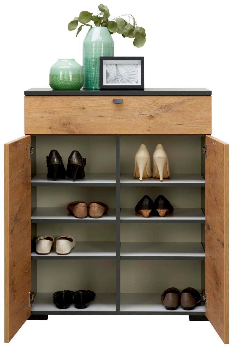 Schuhschrank aus Holz mit geöffneter Doppeltür, zeigt mehrere Regalböden mit Schuhen, dekoriert mit grünen Vasen und einem gerahmten Bild auf der Oberseite, Frontalansicht.