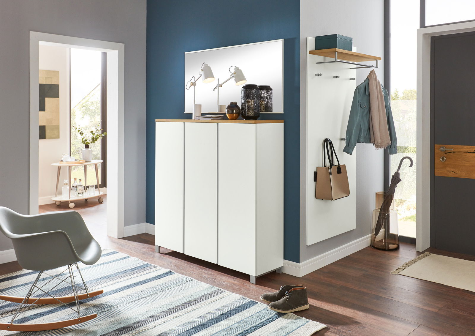 VOSS XL-Schuhschrank SALEA Moderner Eingangsbereich mit weißem Schuhschrank, Spiegel und Garderobenpaneel. Perspektive von vorne.