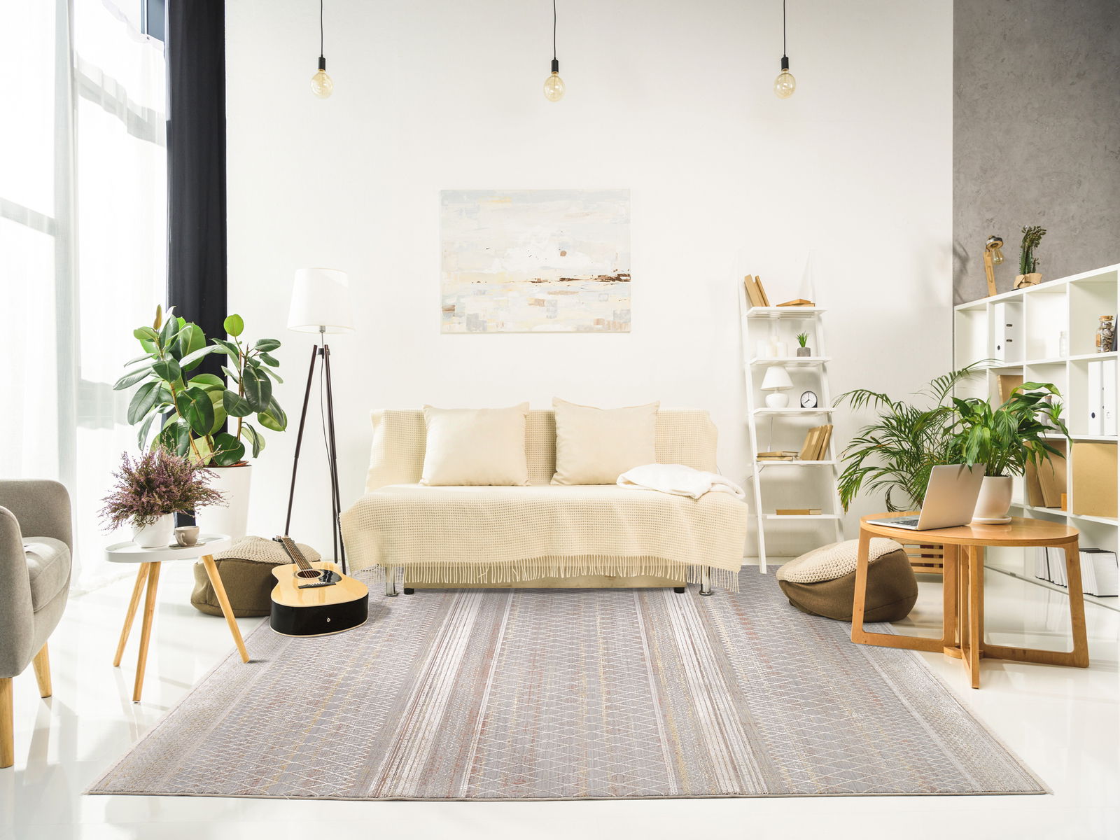 Moderner Designer Teppich in einem stilvoll eingerichteten Wohnzimmer mit Sofa, Pflanzen und einem Couchtisch, aus der Vogelperspektive betrachtet.