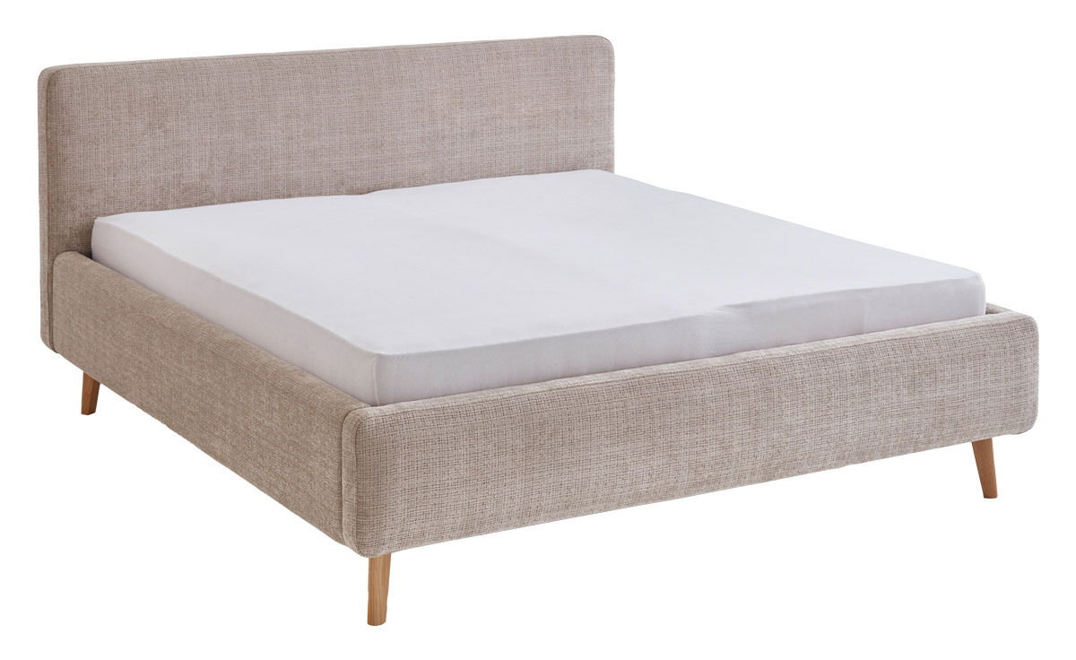 Beiges Polsterbett mit Holzfüßen, seitliche Perspektive