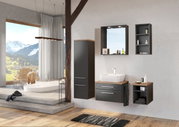 Modernes Badezimmer mit Unterschrankregal in dunklem Holz, Waschbecken und Spiegel, seitliche Perspektive.